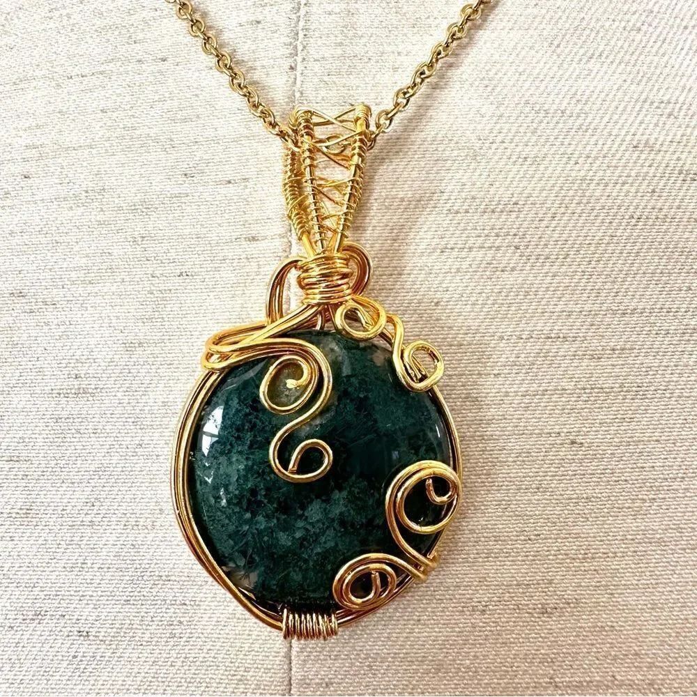 Moss agate gold tone pendant necklace